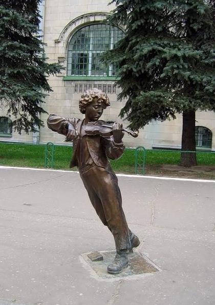 Нижний Новгород, Покровка _ Скульптура маленького скрипача