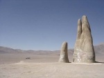 Статуя руки в пустыне Atacama, Чили, Америка