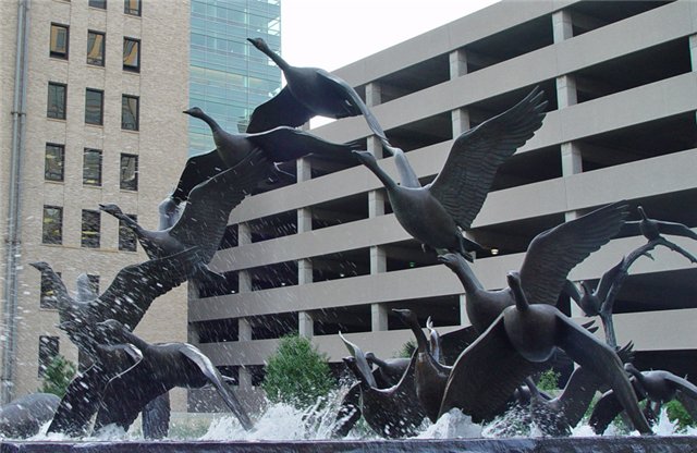 Омаха, США , рядом с Первым национальным банком _фрагмент скульптурной композиции