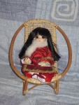 В кресле кукла ростом 26 см