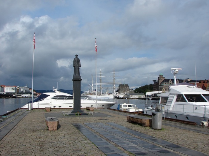 Норвегия, г. Берген. Пристань Брюгген. Памятник норвежским морякам.