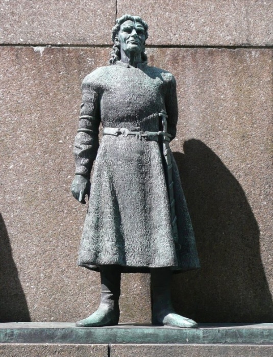 Норвегия, г. Берген _ Монумент работы Дире Ваа, посвященный всем, кто веками работал в море _Фрагмент