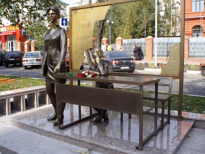 Белгород _ Памятник первой учительнице