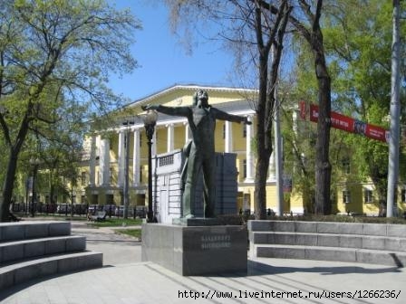 Памятник Высоцкому _ Москва, у "Петровских ворот"