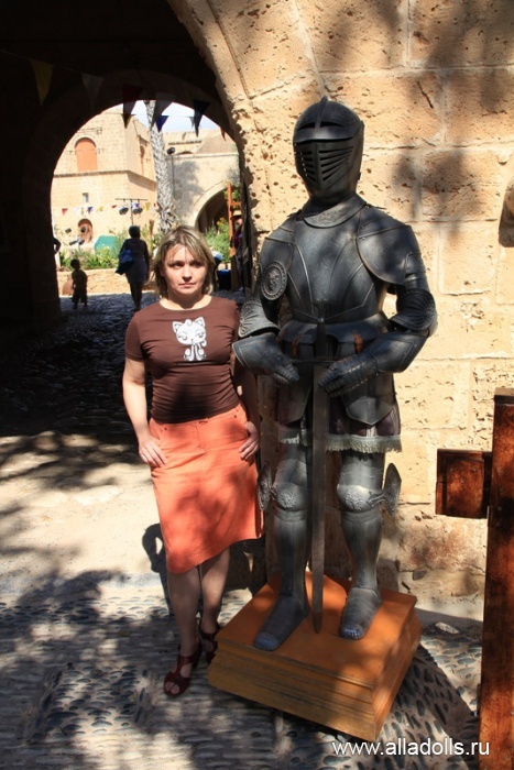 У входа в монастырь