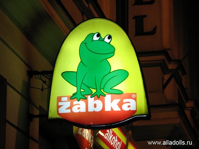 Краков. Польша _Эмблема супермаркета "Лягушка" в Кракове