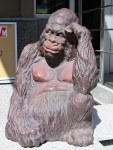 Задумчивый шимпанзе перед магазином «Росс», Сумская, 73