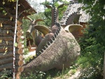 Деревянная скульптура трёхголового Змея на набережной реки Лопань в 2000-х годах установлена
