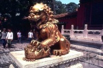 Пекин, Запретный город _ Золоченая львица, играющая с детенышем, перед Дворцом Спокойного долголетия (Palace of Tranquil Longevi