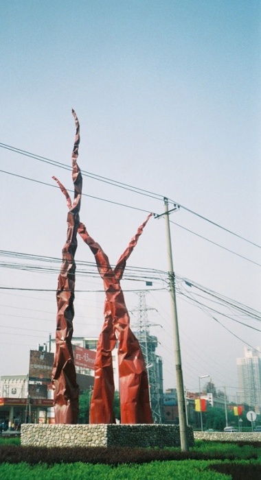 Китай _ Памятник красному жгучему перцу в Сиани