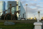 Астана _ Скульптура недалеко от Байтерека