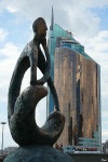 Астана _ Скульптура недалеко от Байтерека (другой ракурс)