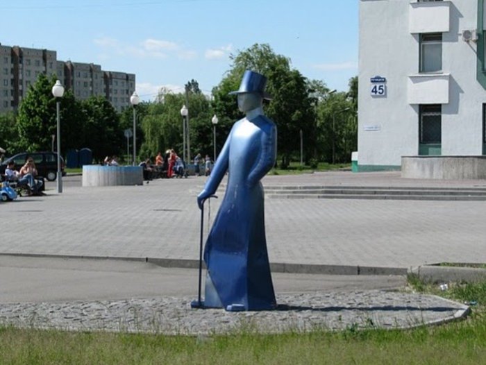 Скульптура Джентельмена на перекрестке Речицкого шоссе и ул. Междугородней