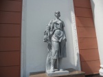 Скульптура на фасаде вокзала, станция Гомель Пассажирский