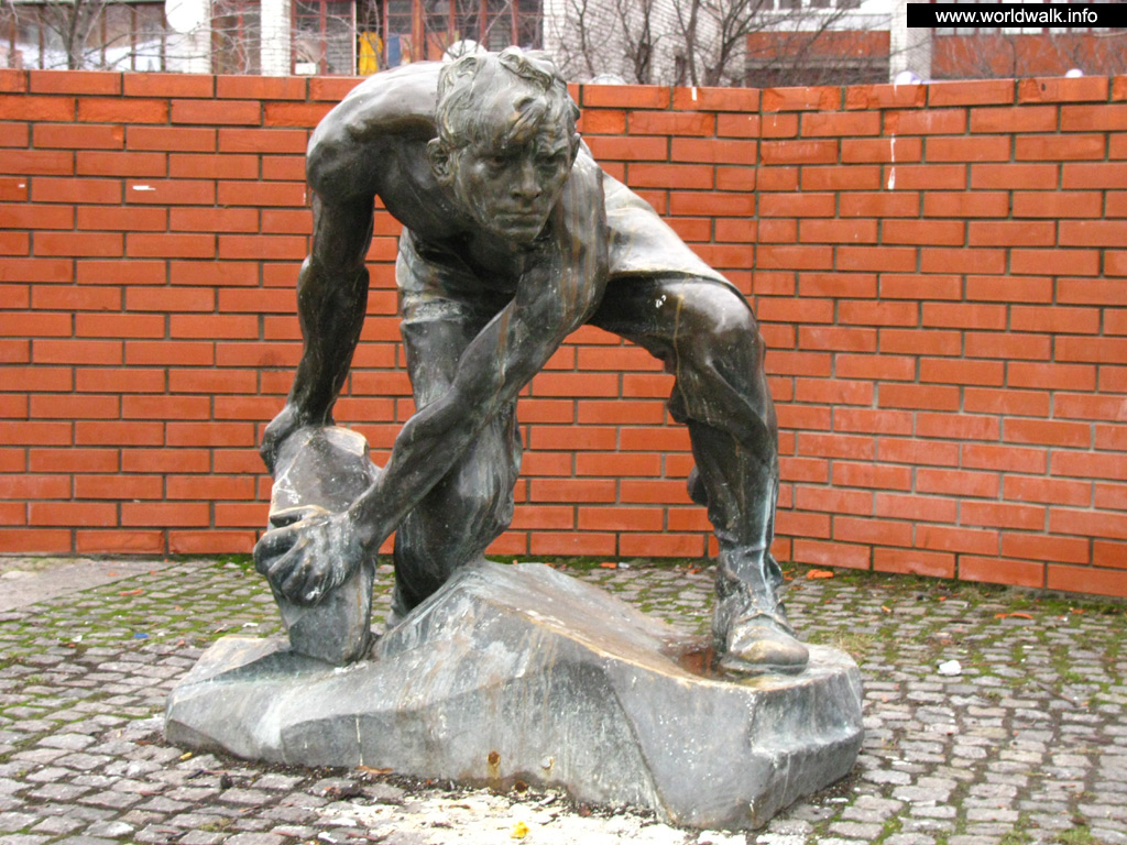 Киев _ Скульптура «Булыжник — оружие пролетариата»