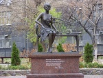 Киев _ Памятник поэтессе Телиге