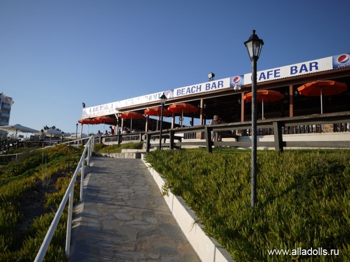 Кафе-бар возле пляжа недалеко от нашего отеля.