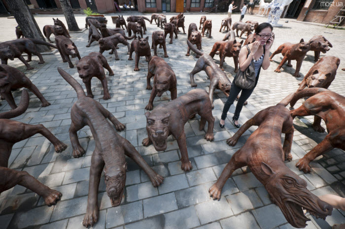 Скульптурная композиция "Волки идут!"