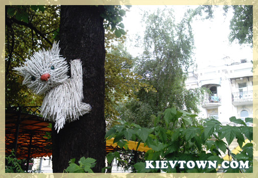 Киев, Украина_ Кот из пластиковых вилок