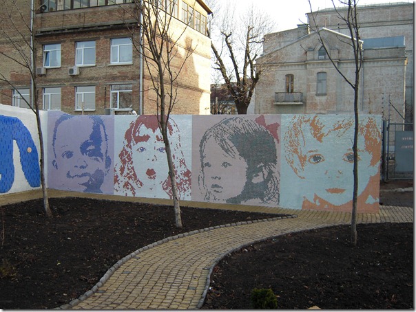 Стена с мозаикой, посвященная детям