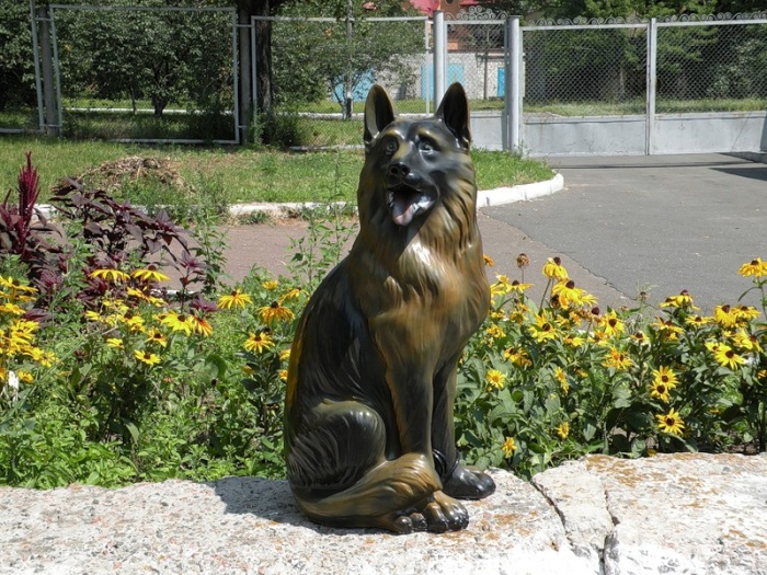 Киев. Скульптура "Собака"