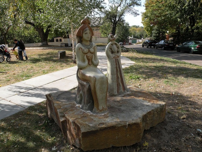 Киев. Парк Трипольской культуры. Великая Мать - богиня плодородия