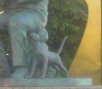 г.Кемерово _ Памятник философу Лобсанг Рампу  (фрагмент с кошкой)