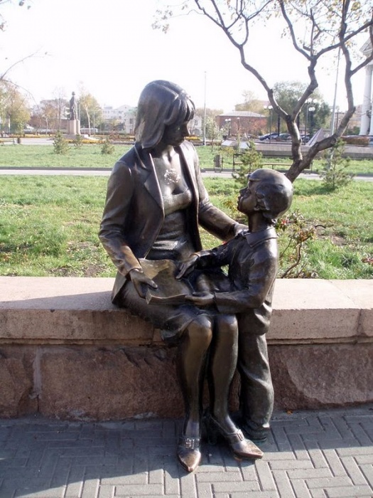 Памятник маме и ребенку _ Челябинск, ул. Кирова