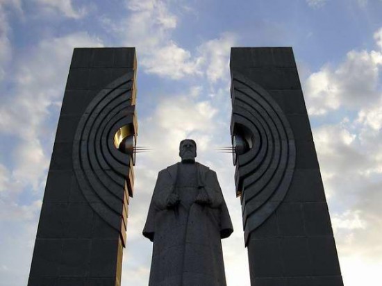 Челябинск_ Памятник Курчатову