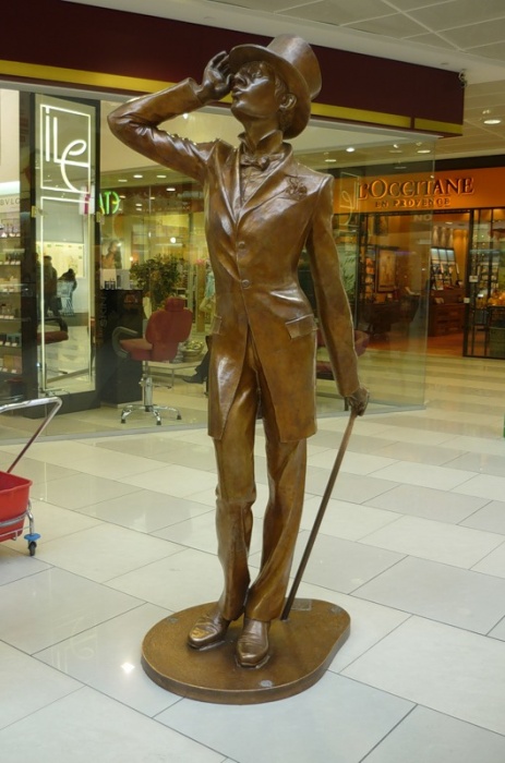 скульптура внутри торгового центра "Гринвич"_Щёголь