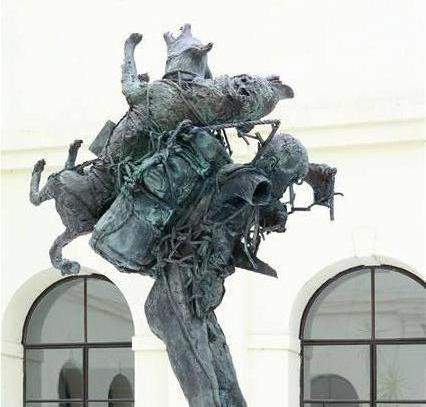 На территории монастыря францисканцев на площади Юнгмана