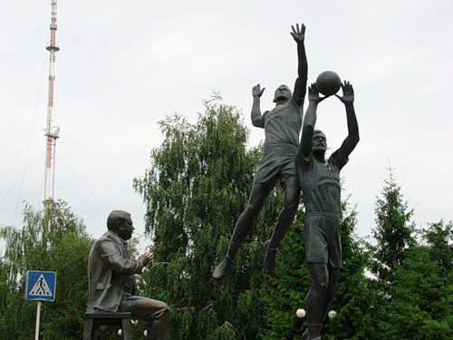 Белгород _ Скульптурная композиция «Волейболисты» (другой ракурс)