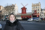На фоне «Мулен Руж» - знаменитого кабаре в Париже