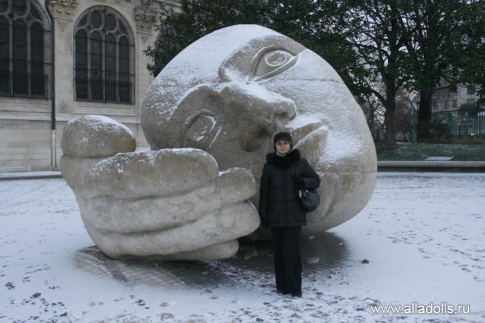 Рядом с церковью Сент Эсташ   современная скульптура работы Анри де Миллера  «Слушатель"