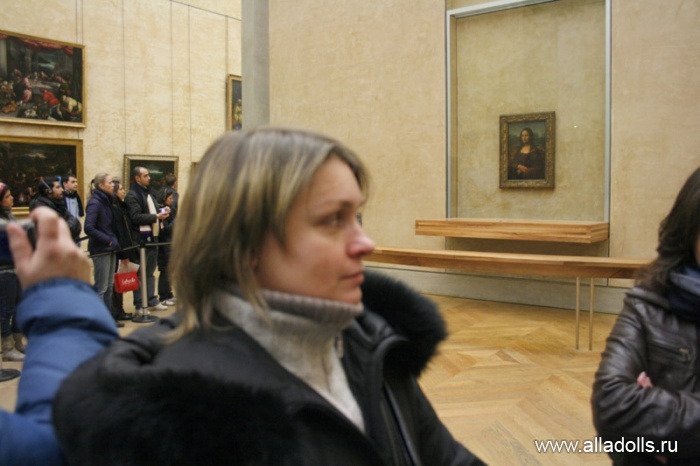 Лувр. Вдалеке - "Мона Лиза" ("Джоконда") Леонардо да Винчи.