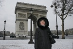 На фоне Триумфальной арки на площади Шарля де Голля (площади Звезды)