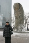 У скульптуры "Палец" ("Большой палец") известного французского скульптора Сезара Бальдачини.
