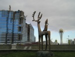 Астана _ Скульптура недалеко от Байтерека