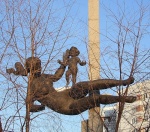 Новосибирск _ Скульптурная композиция "Женщина с ребенком"