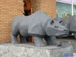 Новосибирск _Скульптура "Носорог" у входа в здание