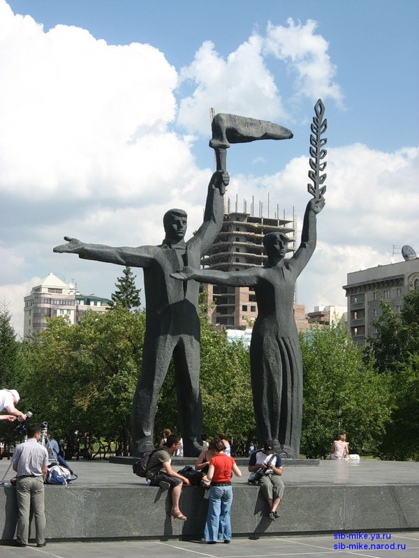 Новосибирск _Скульптурная композиция перед  Театром Оперы и Балета (фрагмент)