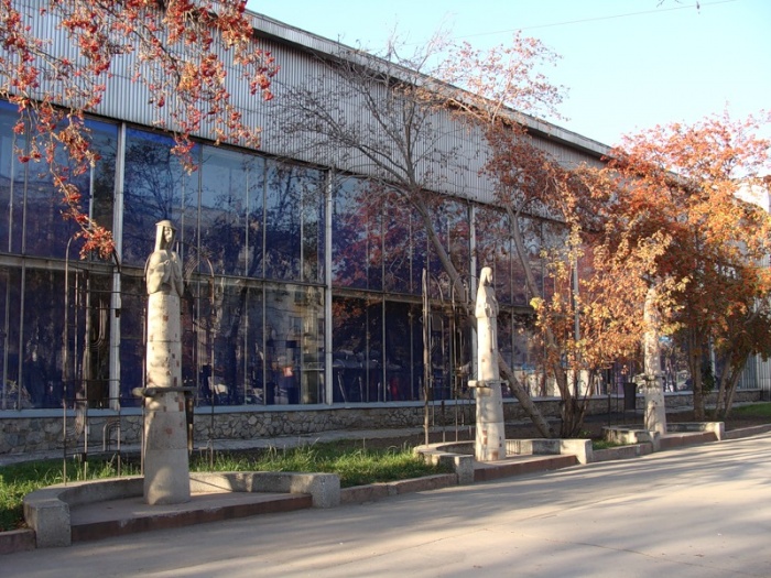 Новосибирск _Скульптуры около клуба "Отдых" на улице Богдана Хмельницкого