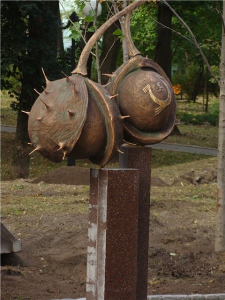 Киев, Украина _ Памятник раскрывшимся каштанам