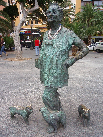 Лас-Пальмас, Испания _Скульптура. Lolita Pluma с кошками