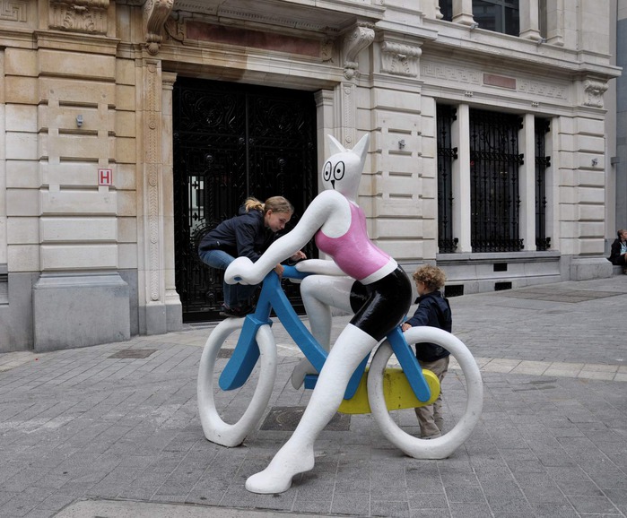 Брюссель, Бельгия _ Современная скульптура. Кошка на велосипеде
