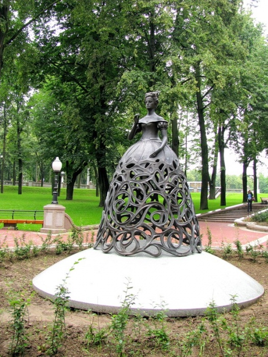 Минск _ В сквере у оперного театра _ Скульптура "Муза оперы"