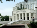 Минск _ Скульптуры на фасаде здания театра оперы и балета