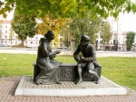 Минск. Скульптура у здания Белорусского государственного университета