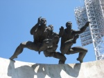 Минск _ Скульптуры спортсменов, украшающих центральный стадион (вид снизу).