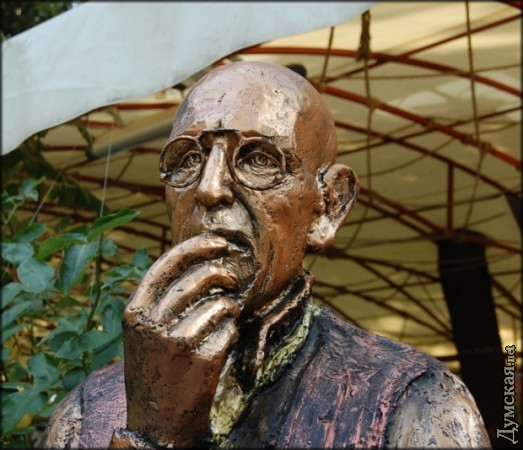 Одесса _ Скульптура Кисы Воробьянинова в горсаду (фрагмент)